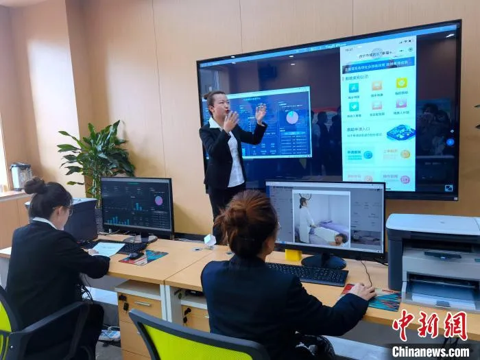 图为城西区打造的综合性智慧救助平台。　李隽 摄