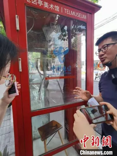 电话亭中的“电话亭座椅展”。　陈静 摄