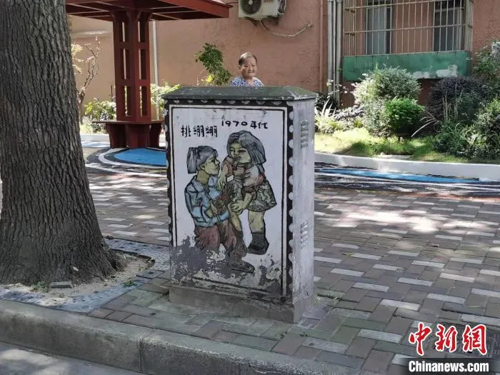 路边设备箱绘上了老漫画。　陈静 摄