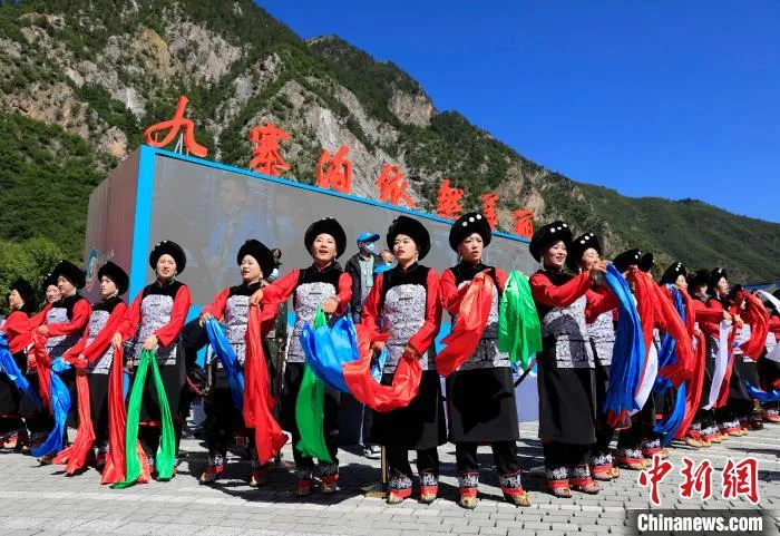 九寨沟景区全域恢复开放仪式现场:“九寨沟依然美丽” 王磊 摄 九寨沟景区全域恢复开放仪式现场:“九寨沟依然美丽” 王磊 摄