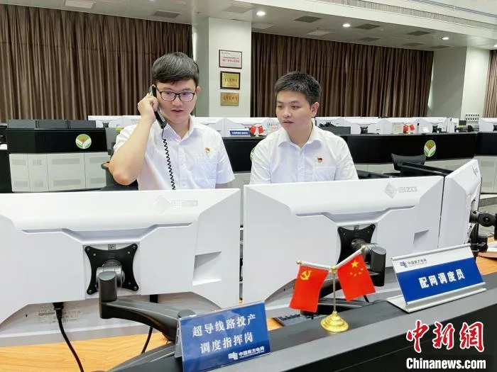 值班员正在进行超导电缆的送电操作。 黄志伟 摄 值班员正在进行超导电缆的送电操作。 黄志伟 摄