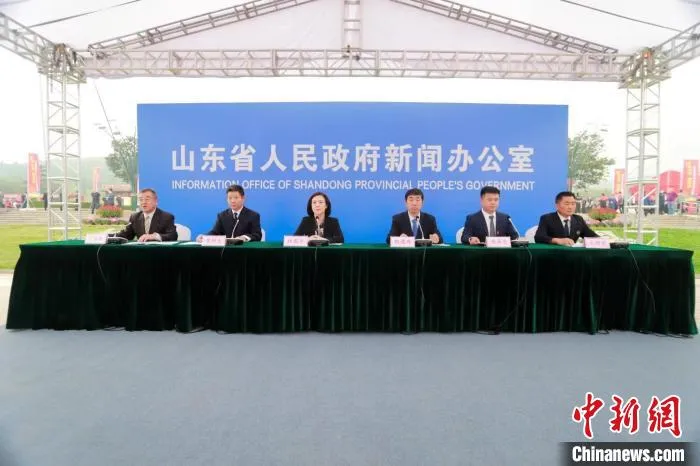 山东省庆祝2021中国农民丰收节新闻发布会举办,会场设置在“田间地头”。 马睿 摄 山东省庆祝2021中国农民丰收节新闻发布会举办,会场设置在“田间地头”。 马睿 摄