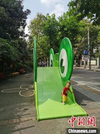 青蛙王子滑滑梯是孩子嬉戏的好去处。　陈静 摄