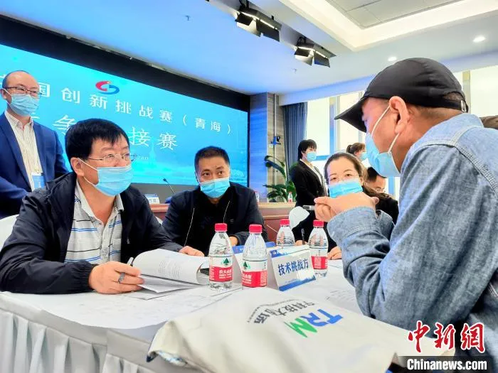 图为技术需求方与技术挑战方洽谈。 祁增蓓 摄 图为技术需求方与技术挑战方洽谈。 祁增蓓 摄