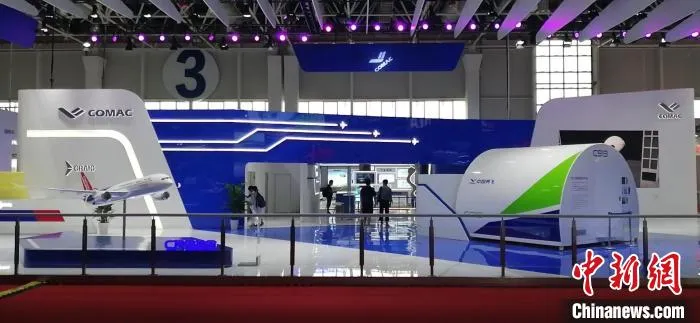 中国商飞C919移动数字飞机展示平台首次亮相珠海航展。　管超 摄