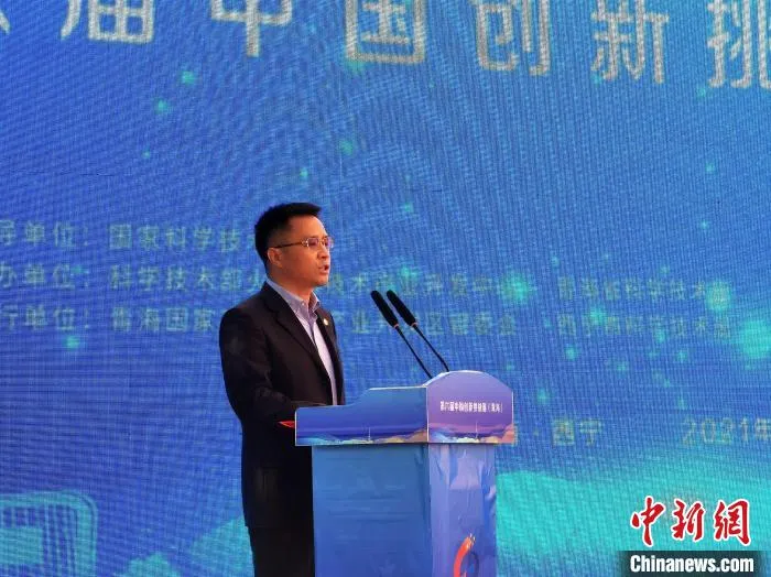 图为青海省科技厅党组成员、副厅长姚长青介绍青海省“十三五”以来的科技创新成果。 祁增蓓 摄 图为青海省科技厅党组成员、副厅长姚长青介绍青海省“十三五”以来的科技创新成果。 祁增蓓 摄