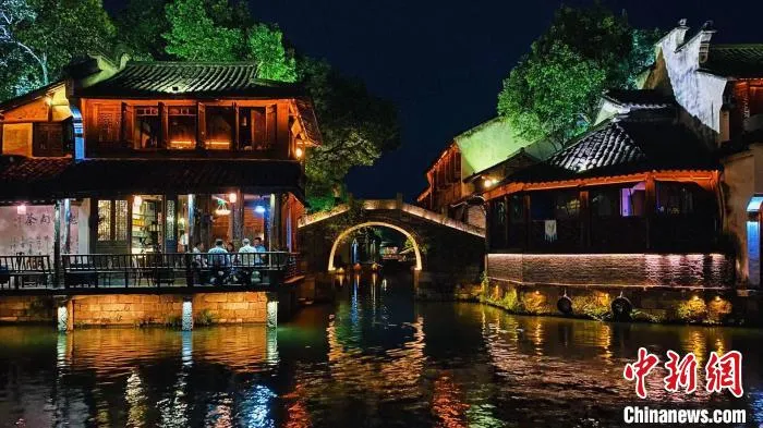 夜幕下的乌镇。　钱晨菲 摄