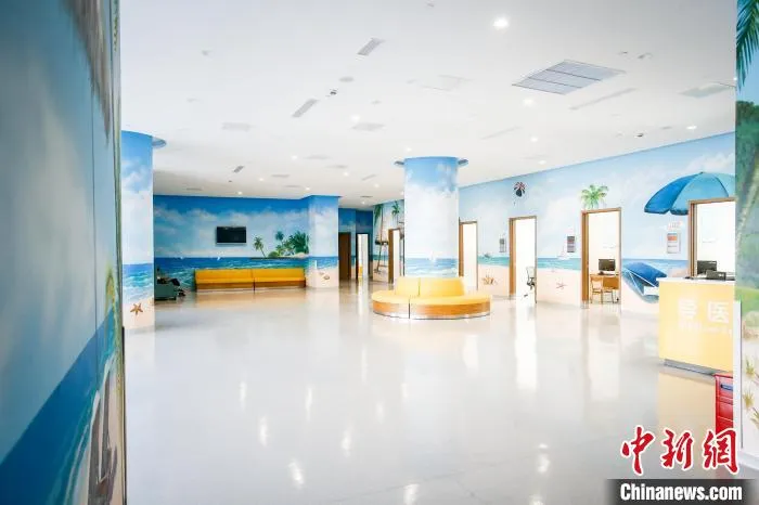 医院内随处可见的大幅壁画和彩绘。　徐兰青 摄