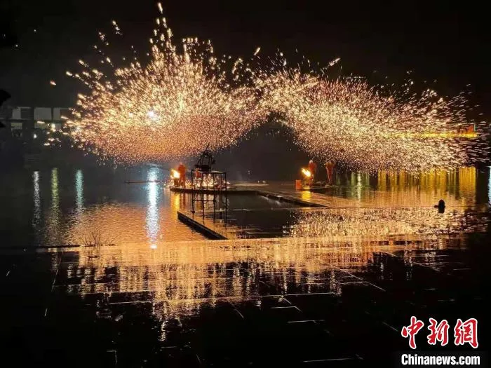 非遗“打铁花”在森波拉景区上空绽放。　陈敢军 摄