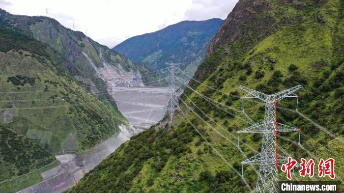 两河口水电站外送500kV输电线路。雅砻江流域水电开发有限公司供图 两河口水电站外送500kV输电线路。雅砻江流域水电开发有限公司供图