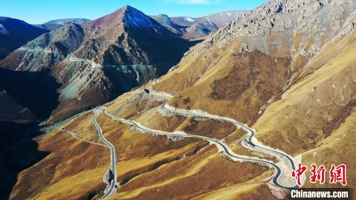 肃祁公路起点位于甘肃张掖市肃南县城北白庄子,终点与青海S215省道相接。 安维斌 摄 肃祁公路起点位于甘肃张掖市肃南县城北白庄子,终点与青海S215省道相接。 安维斌 摄