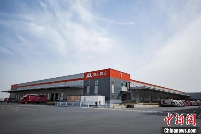 京东物流乌鲁木齐“亚洲一号”是新疆首个、也是单体面积最大的智能物流园区。 京东物流供图 京东物流乌鲁木齐“亚洲一号”是新疆首个、也是单体面积最大的智能物流园区。 京东物流供图