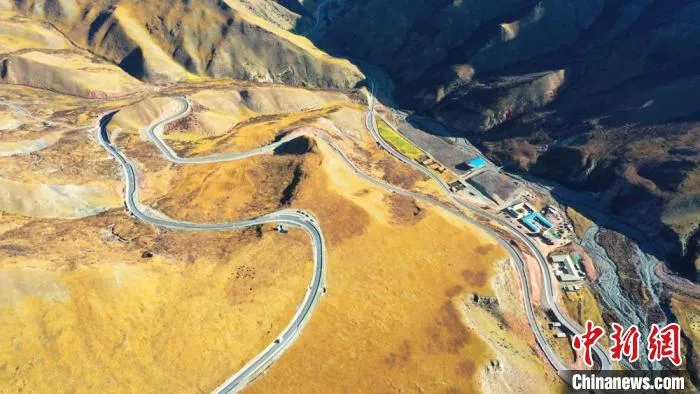 肃祁公路是新一轮国家公路网规划的47条普通国道南北纵线之一。 安维斌 摄 肃祁公路是新一轮国家公路网规划的47条普通国道南北纵线之一。 安维斌 摄