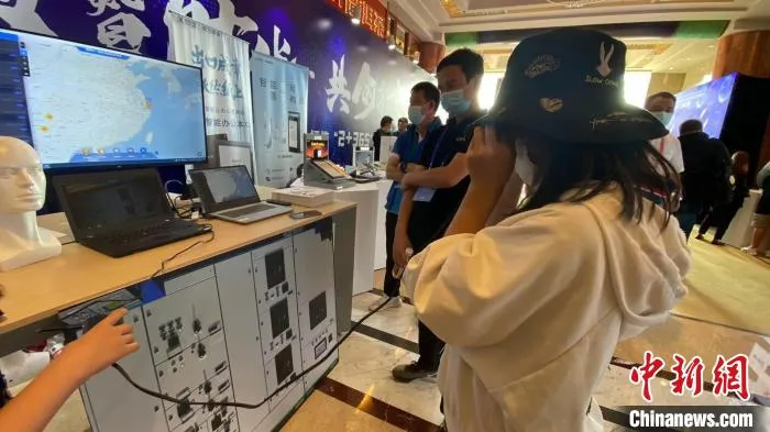 图为市民体验AR技术。 何淑亭 摄 图为市民体验AR技术。 何淑亭 摄