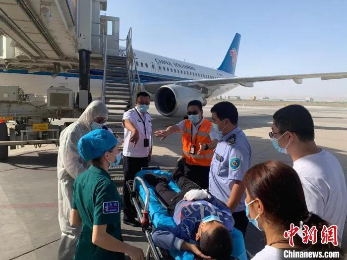 南航飞机再次滑回,救助部粉碎性骨折的9岁男童 南方航空供图 南航飞机再次滑回,救助部粉碎性骨折的9岁男童 南方航空供图