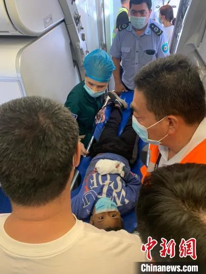 南航飞机再次滑回,救助部粉碎性骨折的9岁男童 南方航空供图 南航飞机再次滑回,救助部粉碎性骨折的9岁男童 南方航空供图