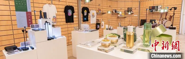 为还原“海派客厅”的风采,展览特地以“会客厅”的形式布展,将展品融入欧式生活场景之中。 比利时ATLAS HISEAS公司供图 为还原“海派客厅”的风采,展览特地以“会客厅”的形式布展,将展品融入欧式生活场景之中。 比利时ATLAS HISEAS公司供图