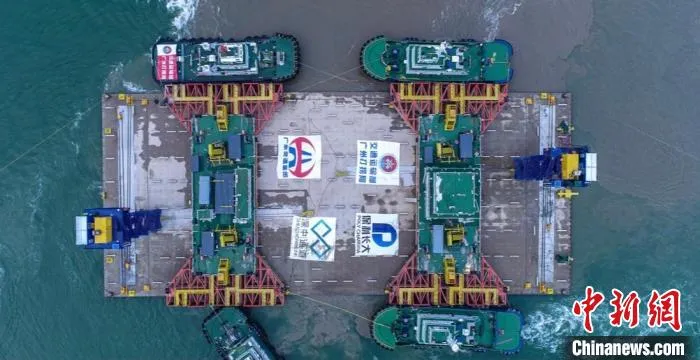 深中通道沉管隧道E31管节完成沉放对接 岳路建 摄 深中通道沉管隧道E31管节完成沉放对接 岳路建 摄