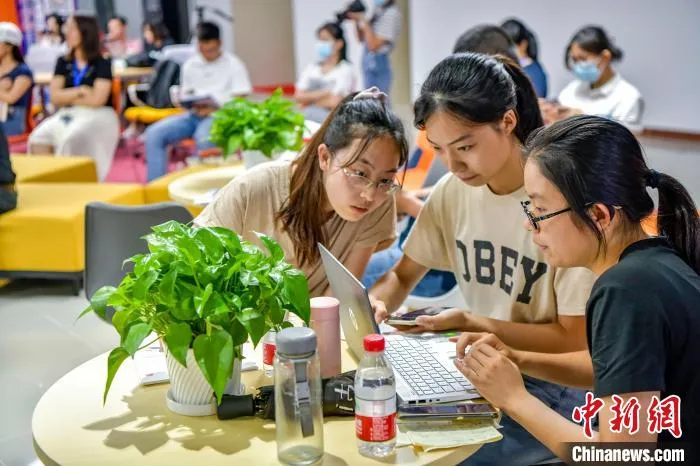 学生在沙龙开始前准备发言材料。 骆云飞 摄 学生在沙龙开始前准备发言材料。 骆云飞 摄