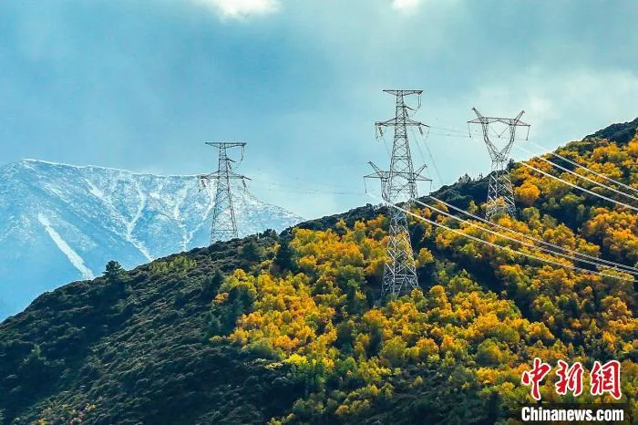 图为雪山、秋色与藏中电力联网工程的电塔。 国网西藏电力有限公司 供图 图为雪山、秋色与藏中电力联网工程的电塔。 国网西藏电力有限公司 供图