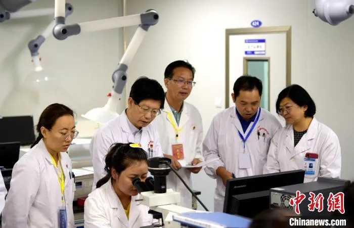 图为项目团队进行药品分析。　青海省药品监督管理局 供图