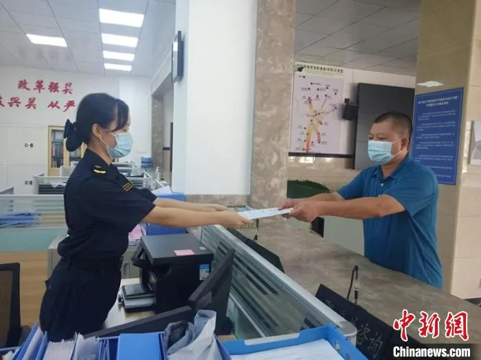 凭祥海关关员为首趟快速通关中越班列办理单证核销业务 唐仁凌 摄 凭祥海关关员为首趟快速通关中越班列办理单证核销业务 唐仁凌 摄