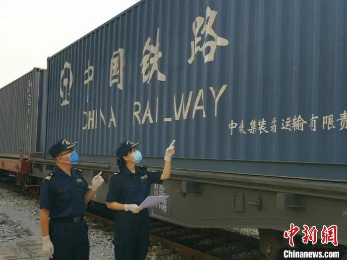 凭祥海关对首趟“铁路快通”中越班列进行物流巡查 陈杨媚 摄 凭祥海关对首趟“铁路快通”中越班列进行物流巡查 陈杨媚 摄