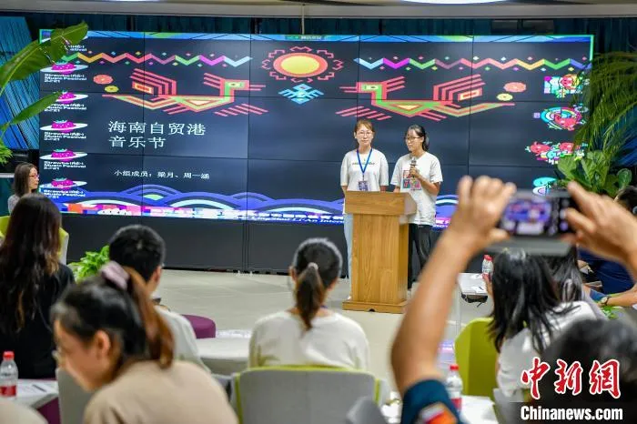 学生在沙龙中介绍自己的项目课题。 骆云飞 摄 学生在沙龙中介绍自己的项目课题。 骆云飞 摄