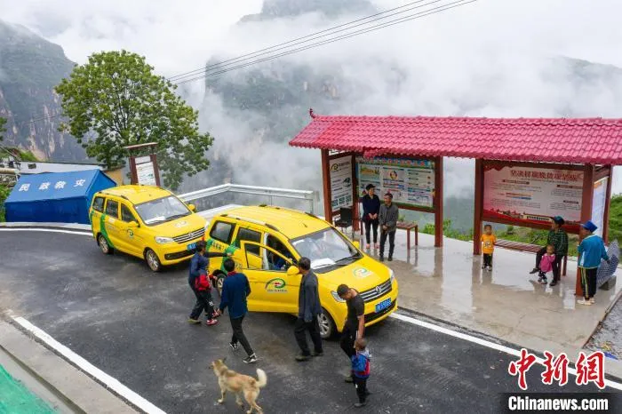 四川边远山区民众乘坐“小黄车”出行。四川省交通运输厅道路运输管理局供图 四川边远山区民众乘坐“小黄车”出行。四川省交通运输厅道路运输管理局供图