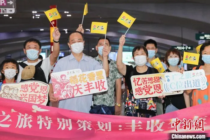 游客从广州南站出发前往湛江 沈静文 摄 游客从广州南站出发前往湛江 沈静文 摄