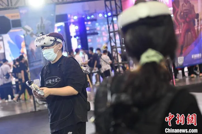 观众体验VR游戏。 张浪 摄 观众体验VR游戏。 张浪 摄