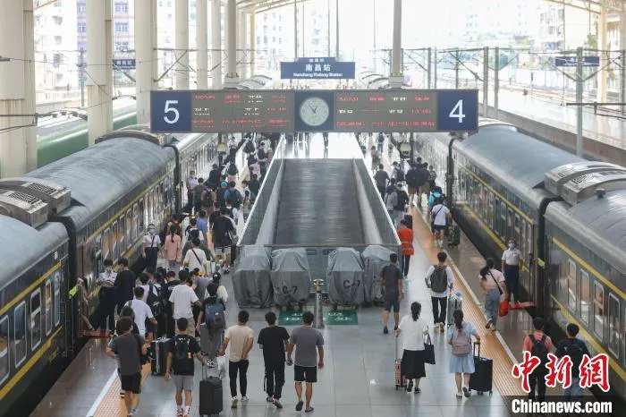 图为10月1日,南昌站,旅客有序上下车。 刘力鑫 摄 图为10月1日,南昌站,旅客有序上下车。 刘力鑫 摄