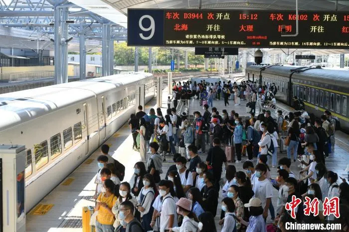 10月1日,前往大理方向的旅客在昆明站排队乘车。 刘冉阳 摄 10月1日,前往大理方向的旅客在昆明站排队乘车。 刘冉阳 摄