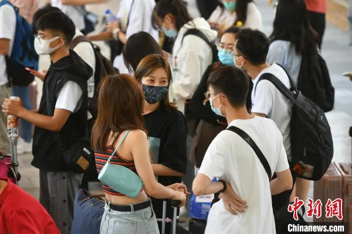 10月1日,前往大理方向的旅客在昆明站排队乘车。 刘冉阳 摄 10月1日,前往大理方向的旅客在昆明站排队乘车。 刘冉阳 摄
