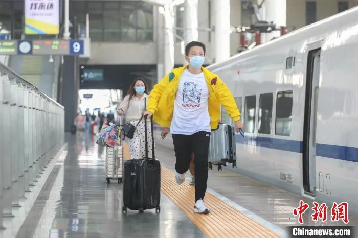 图为10月1日,南昌站,旅客跑向自己的车厢。 刘力鑫 摄 图为10月1日,南昌站,旅客跑向自己的车厢。 刘力鑫 摄