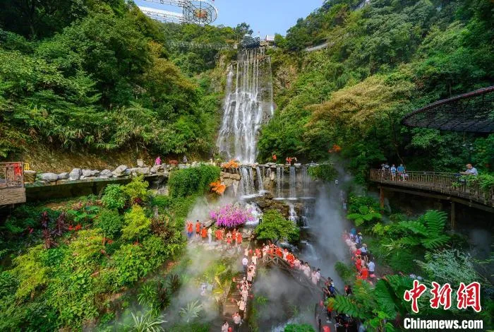 古龙峡因环境优美受到游客的欢迎 柳青 摄 古龙峡因环境优美受到游客的欢迎 柳青 摄