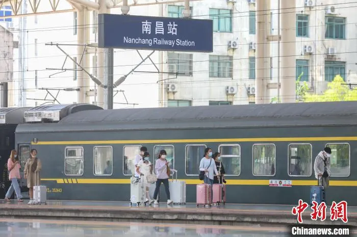图为10月1日,南昌站,旅客从站台上走过。 刘力鑫 摄 图为10月1日,南昌站,旅客从站台上走过。 刘力鑫 摄