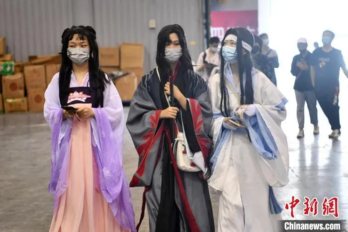 年轻观众穿上cosplay服装逛展。 张浪 摄 年轻观众穿上cosplay服装逛展。 张浪 摄