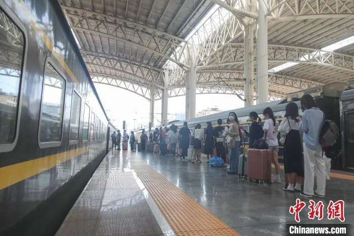 图为旅客排队上车。 刘力鑫 摄 图为旅客排队上车。 刘力鑫 摄