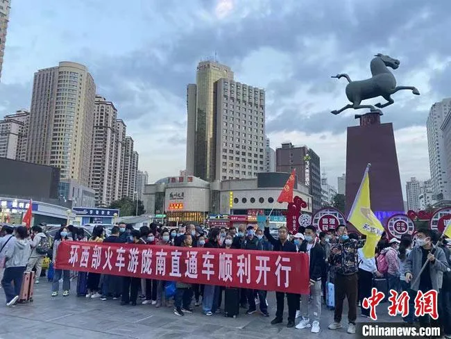 图为游客在兰州车站准备乘坐专列游四方。 强科 摄 图为游客在兰州车站准备乘坐专列游四方。 强科 摄