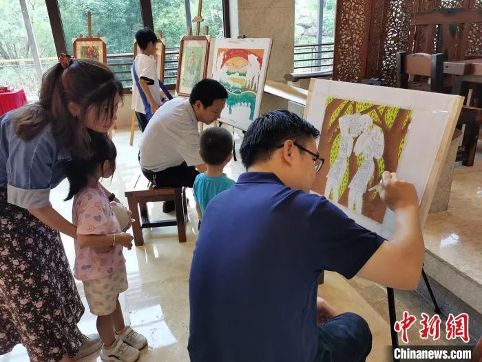 艺术家在惠州龙门地派温泉森林度假区创作龙门农民画 李星凯 摄 艺术家在惠州龙门地派温泉森林度假区创作龙门农民画 李星凯 摄