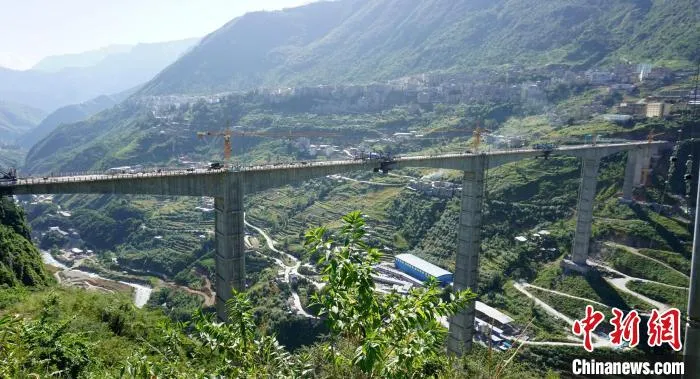 正在建设中的金阳河“三峡连心桥”。 郭妍 摄 正在建设中的金阳河“三峡连心桥”。 郭妍 摄