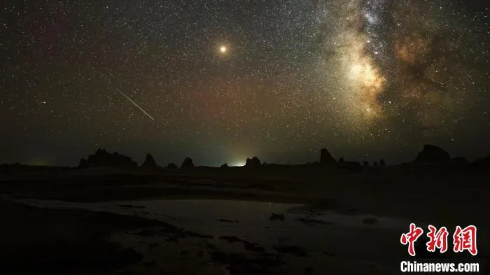 图为火星营地的夜空如同璀璨银河。　火星小镇 供图