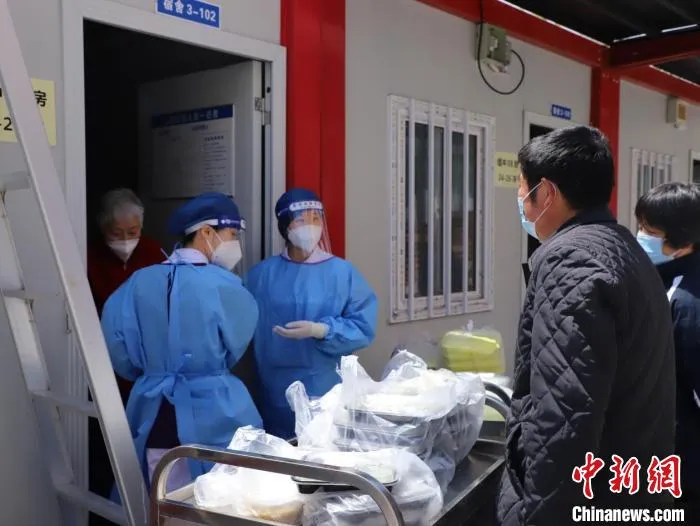 缓冲病房的护理人员不仅要为患者进行核酸采样，开展正常护理工作，还要承担发放日常生活物资等工作。　徐敏 摄