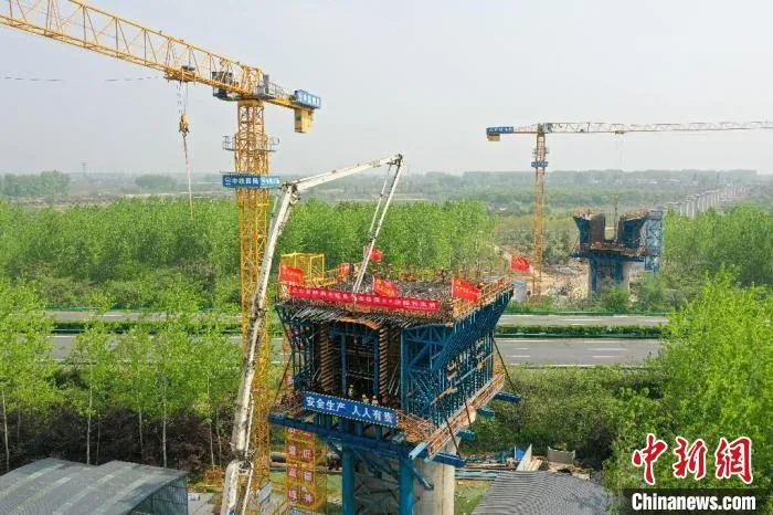 合(肥)新(沂)铁路跨G40沪陕高速连续梁“0号块”浇筑现场。　苏诗洋 摄