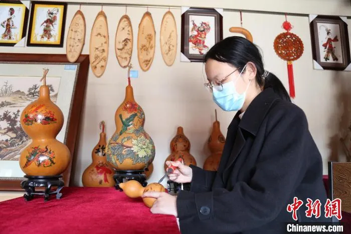 图为馆陶县粮画小镇寿东村村民在制作葫芦烙画。　 郭江鹏 摄