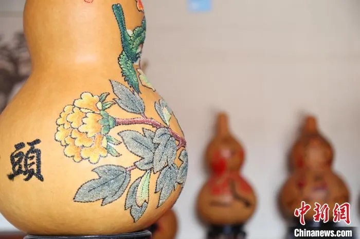 图为馆陶县艺人闫继法的粮画葫芦作品。　 郭江鹏 摄