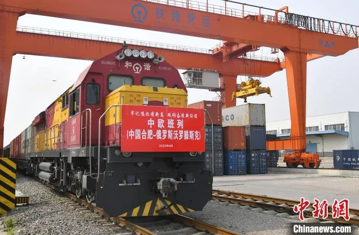 图为一列满载100TEU(国际标准货柜)货物的合肥中欧班列从合肥北站出发。　韩苏原 摄