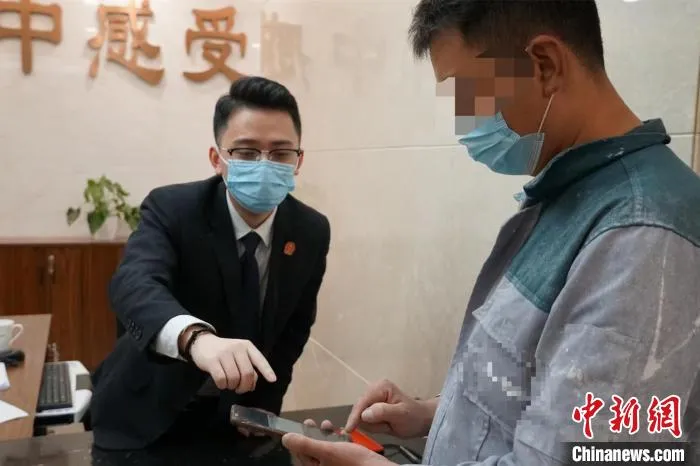 一起机动车交通事故责任纠纷的原告在浙江省温州市鹿城区人民法院成功使用数字人民币缴纳诉讼费场景 洪叶 摄