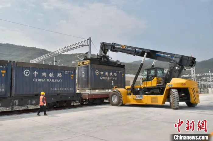 图为云南铁路一货场正在装卸作业。　陈祥 摄